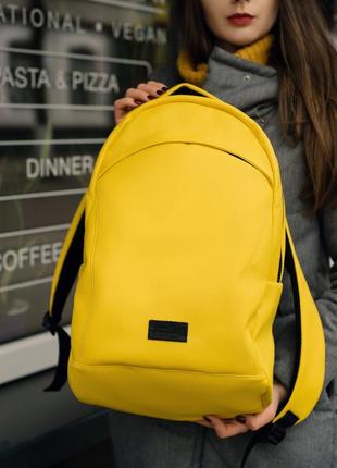 Женский вместительный желтый рюкзак для ноутбука7 фото