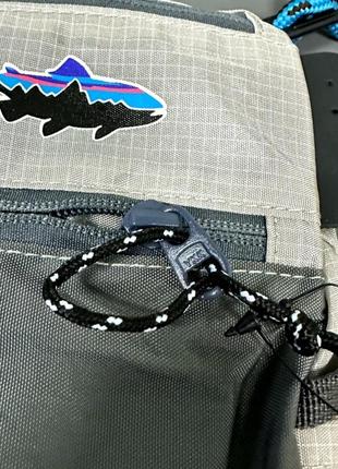 Patagonia bag, месенджер патагонія, стильна барсетка patagonia зі змінним патчем  чорна/сіра, сумка через плече чоловіча/підліткова4 фото