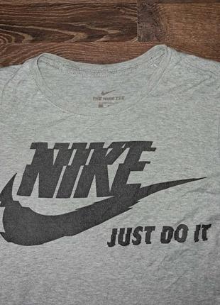 Мужская серая футболка nike с большим лого7 фото