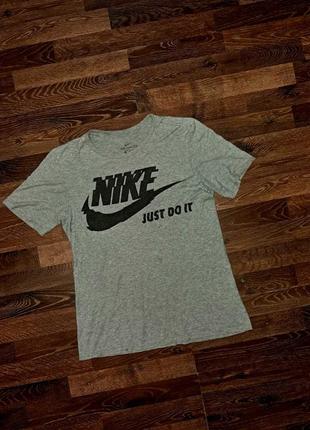 Мужская серая футболка nike с большим лого3 фото