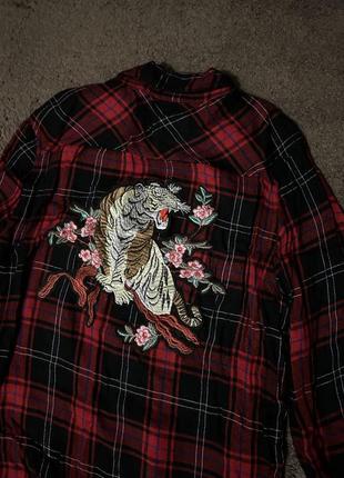 Рубашка в клетку с вышивкой на спине