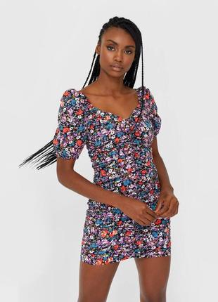 Міні сукня в квітковий принт з драпіруванням stradivarius