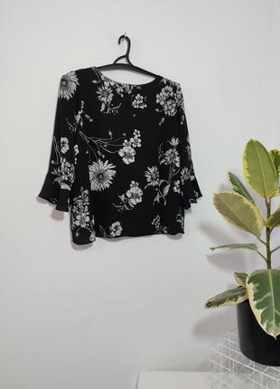 Блуза в цветочный принт с рюшей на рукаве
