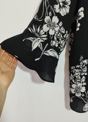 Блуза в квітковий принт з рюшею на рукаві3 фото