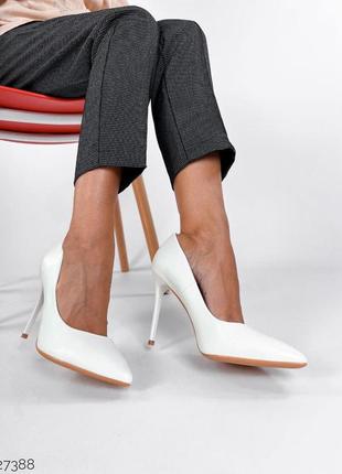 Шикарні жіночі білі туфлі на підборах, еко шкіра, 38-39-404 фото