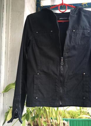 Черная куртка (штормовка, ветровка) с капюшоном