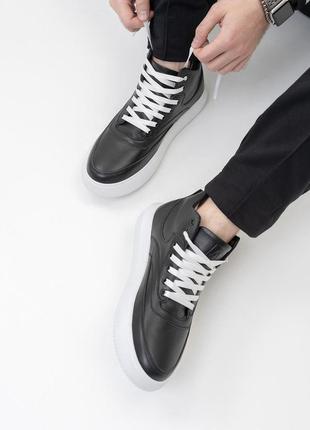 Черно-белые демисезонные ботинки в спортивном стиле, размер 422 фото