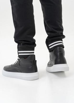 Черно-белые демисезонные ботинки в спортивном стиле, размер 423 фото