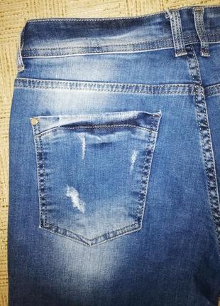 Стильные зауженные синие джинсы boyfriend slim с потертостями и рваностями8 фото