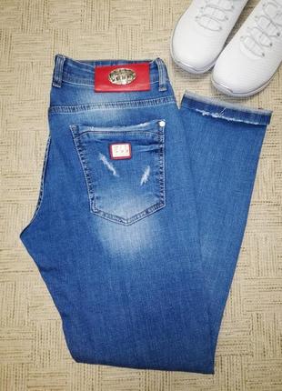 Стильные зауженные синие джинсы boyfriend slim с потертостями и рваностями10 фото