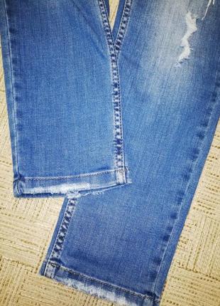 Стильные зауженные синие джинсы boyfriend slim с потертостями и рваностями6 фото
