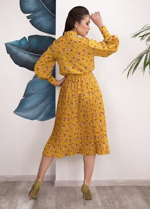 Горчичное цветочное платье-рубашка с плиссировкой, размер s3 фото