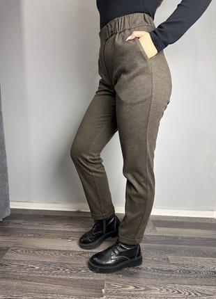 Жіночі теплі брюки коричневі завужені до низу modna kazka mkjl1131013-54 фото