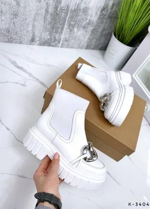 Натуральные кожаные белые демисезонные и зимние ботинки - челси декорированы цепочкой2 фото
