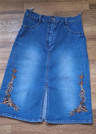 Стильная джинсовая юбка миди с разрезом и вышивкой италия в стиле zara h&m mango