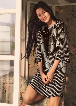 Короткое платье из вискозы с геометрическим рисунком gp & j baker x h&m.