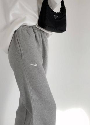 Трендовые спортивные штаны найк джоггеры на флисе теплые утепленные с высокой посадкой на резинке с карманами2 фото