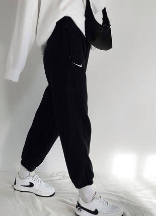 Трендовые спортивные штаны найк джоггеры на флисе теплые утепленные с высокой посадкой на резинке с карманами4 фото