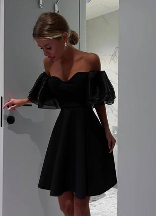 Платье мини с открытыми плечами с короткими объемными рукавами приталенное с обильной юбкой короткая стильная трендовая черная платье2 фото