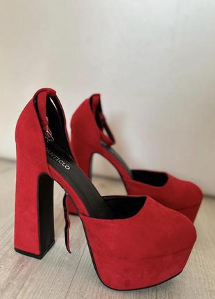Красные закрытые туфли на каблуке