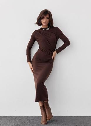 Женское платье-миди с драпировками шоколадный коричневый8 фото