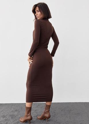 Женское платье-миди с драпировками шоколадный коричневый10 фото