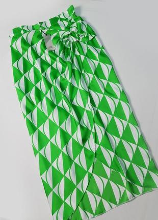 Зеленая атласная юбка на запах в принт2 фото