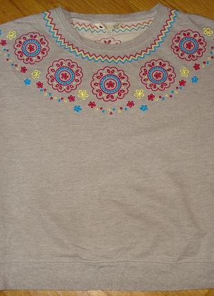 Красива щільна футболка з вишивкою