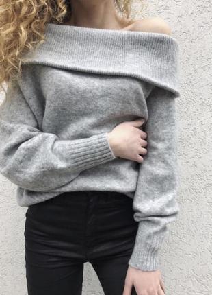 Трендовый свитер со спущенными плечами вязаный в составе шерсть альпака
