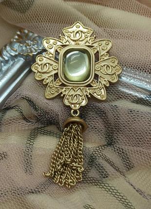 Елегантна брошка в стилі шанель, мальтійський хрест із пензликом, матове золото, chanel, колір шампанського