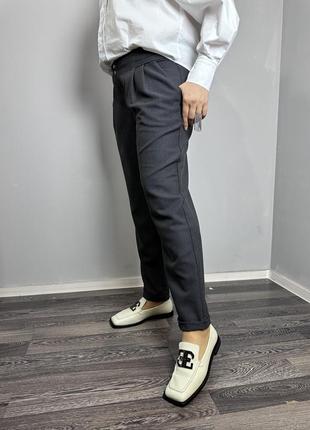 Женские брюки серого цвета на высокой посадке большого размера modna kazka mkjl110900-12 фото