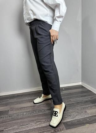 Женские брюки серого цвета на высокой посадке большого размера modna kazka mkjl110900-13 фото