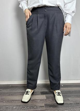 Женские брюки серого цвета на высокой посадке большого размера modna kazka mkjl110900-15 фото