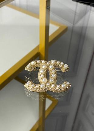 Брендова брошка в стилі chanel