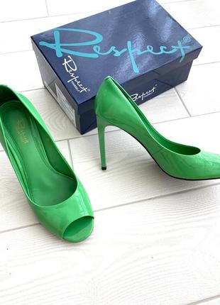 Туфли с открытым пальчиком зелёные на каблуке2 фото