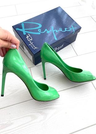 Туфли с открытым пальчиком зелёные на каблуке