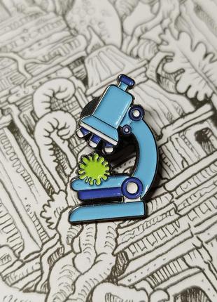 Металлический значок пин брошка микроскоп