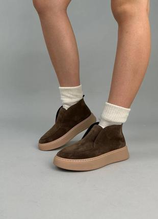 Лоферы женские замшевые коричневого цвета зимние