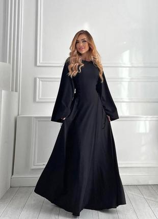 Черное приталенное длинное платье макси из мустанга в рубчик со шнуровкой по бокам и расклешенным рукавом