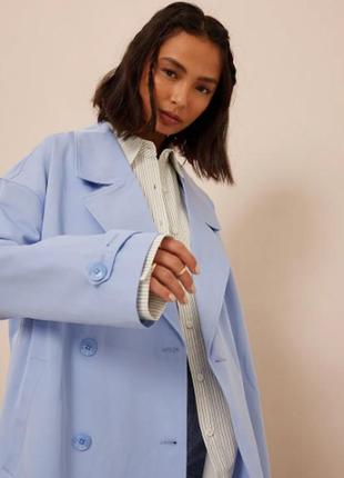 Широкий плащ na-kd х amaka&fia hamelijnck oversized wide trenchcoat mid blue 36 eu4 фото