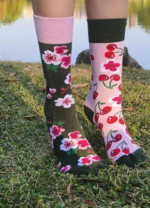 Разнопарные ,модные и яркие носки для девушек. длинные носки с принтом в одном стиле.унисекс. черешня. р 37-435 фото