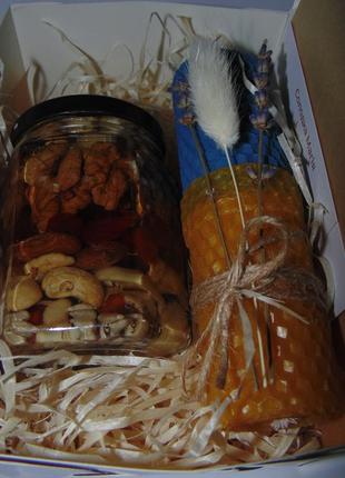 Подарунковий набір горіхи асорті з медом та патріотичною свічкою з вощини6 фото