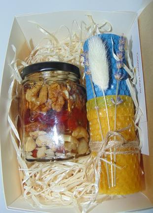 Подарунковий набір горіхи асорті з медом та патріотичною свічкою з вощини7 фото