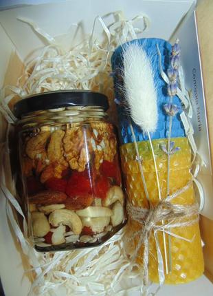 Подарунковий набір горіхи асорті з медом та патріотичною свічкою з вощини5 фото