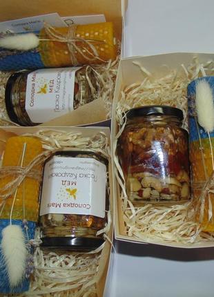 Подарунковий набір горіхи асорті з медом та патріотичною свічкою з вощини9 фото