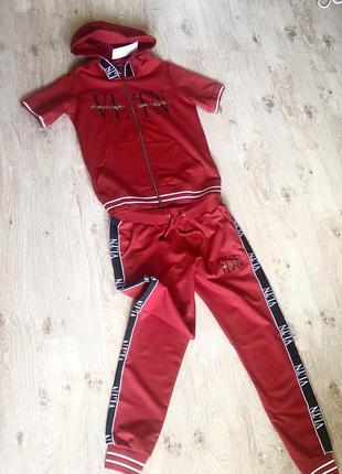 Новый женский спортивный костюм с модным узором.