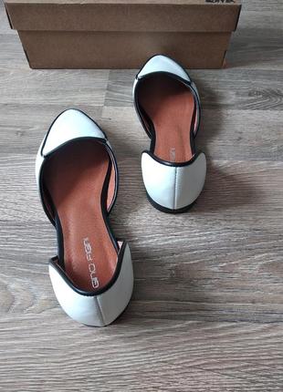 Новые белые офисные кожаные летние женские туфли балетки 39р.5 фото