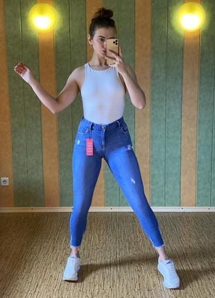 Джинсы с крутым низом denim co