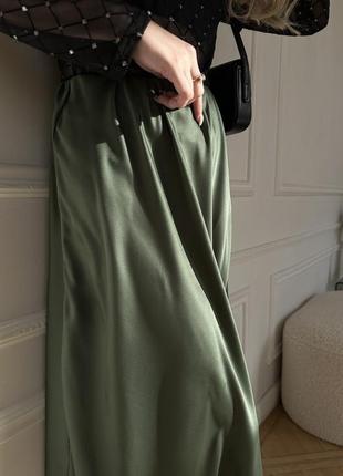 Трендовая шелковая юбка с высокой посадкой миди длинная свободного кроя на резинке8 фото