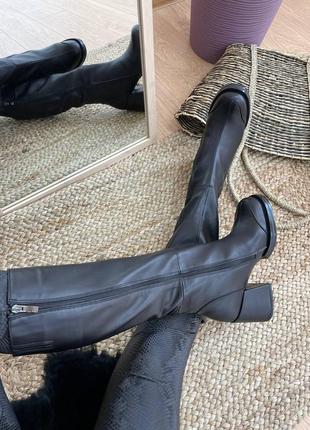 Чорні класичні чоботи шкіряні на зручному стійкому підборі3 фото